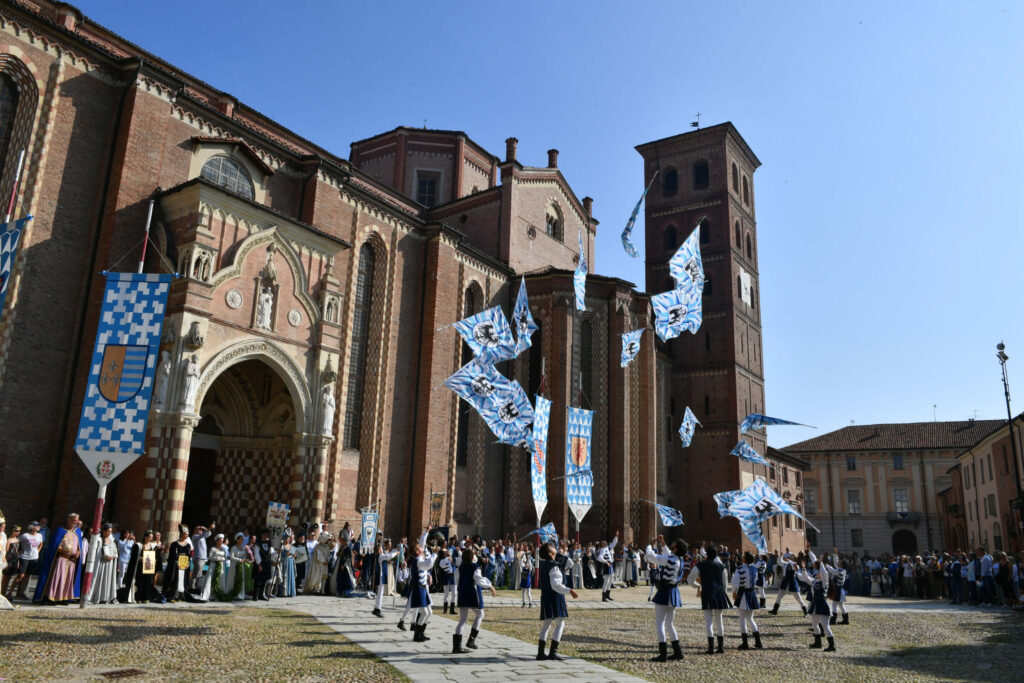 Sbandieratori del Rione Cattedrale di Asti