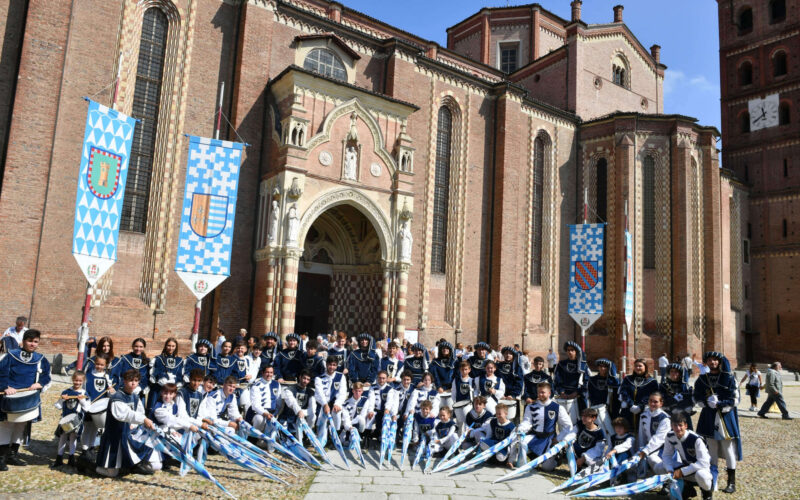 Rione Cattedrale Asti – Foto Duomo con Sbandieratori e Musici